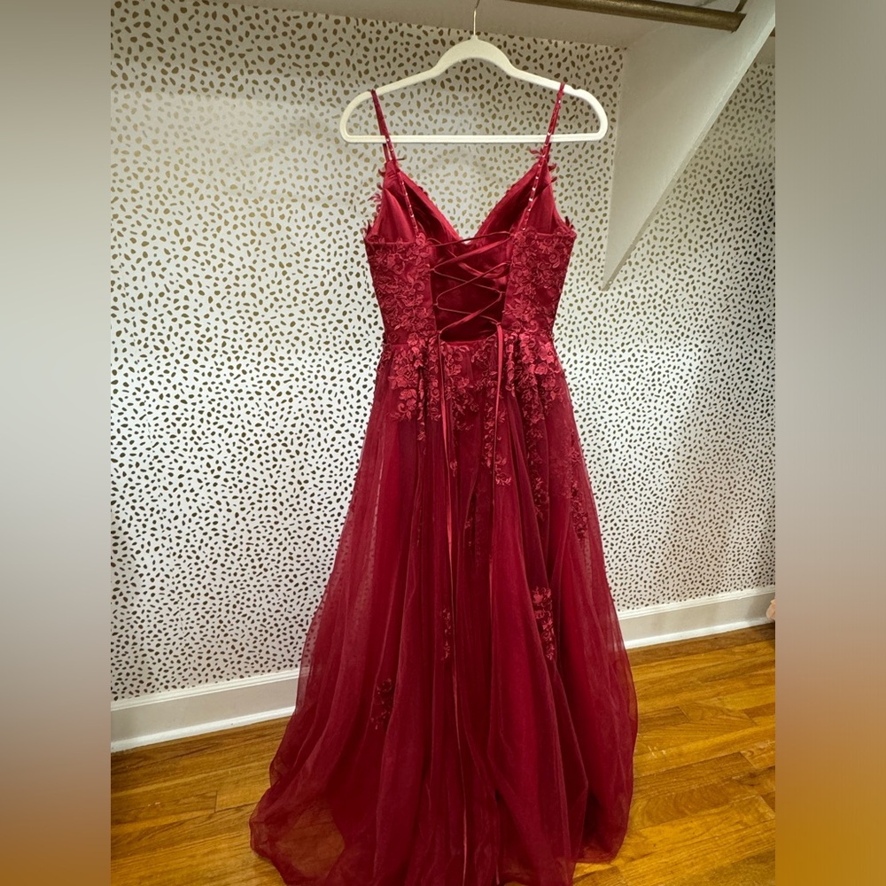 Red ballgown/formal size 6 to 8 - Picture 3 of 5
